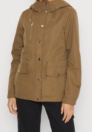 Giacca capuccio marrone con zip frontale, chiusure a bottone, due tasche laterali, vita regolabile con coulisse e una texture liscia.
