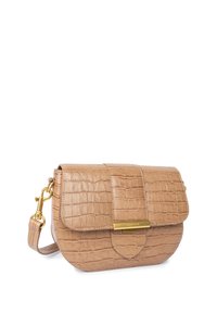 Crossover-Tasche aus sandfarbenem Leder mit Krokodil-Prägung, Klappenverschluss, goldenen Beschlägen und verstellbarem Tragegurt. Mit abgerundetem Bodendesign.