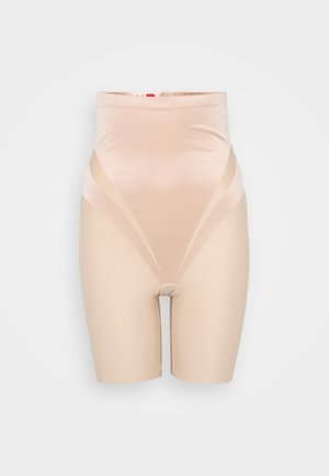 Shorts gainants beiges taille haute avec une texture satinée lisse, dotés d'une longueur mi-cuisse et d'un détail central froncé pour le confort.