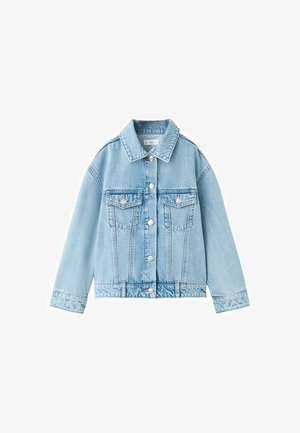 Giacca di jeans azzurro chiaro con chiusura frontale a bottoni, due tasche sul petto con patta, maniche lunghe e colletto classico.