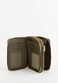Cartera de cuero de color verde oliva con un zipper dorado, que cuenta con múltiples compartimentos para tarjetas, dos bolsillos transparentes para identificaciones y un compartimento central con zipper.