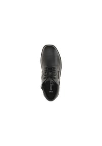 Zapato de cuero negro con puntera redonda, diseño de cordones, costuras tonales y logotipo de la marca en la plantilla. Textura suave con un brillo sutil.