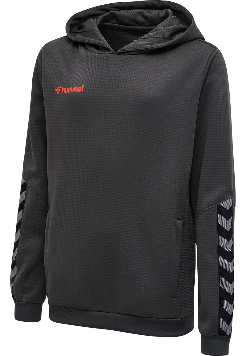 Donkergrijze hoodie van textuurstof, met een capuchon en contrasterende zwart-witte chevronstrepen op de mouwen. Voorzien van een buikzak.