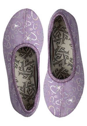 Lila Ballerinas mit Herzmustern, glänzenden Akzenten und glitzerndem Rand. Weiches Stoffmaterial mit einer gemusterten Innensohle, die Logos zeigt.
