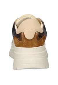 Legere Sneaker mit beige, braunen und bronzenen Wildleder- und Lederpaneelen, dicke weiße Sohle, von hinten gezeigt.