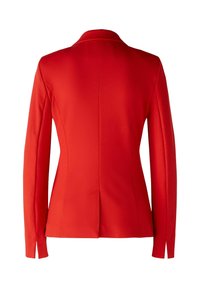 Roter taillierter Blazer mit glatter Textur, Reverskragen, strukturiertem Schnitt und langen Ärmeln. Verfügt über einen einzelnen Rückenschlitz und klare Linien.