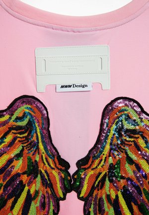 Top de tela rosa con diseños de alas de lentejuelas coloridas en naranja, púrpura y verde, con una etiqueta blanca en el cuello que dice "MWM Design."