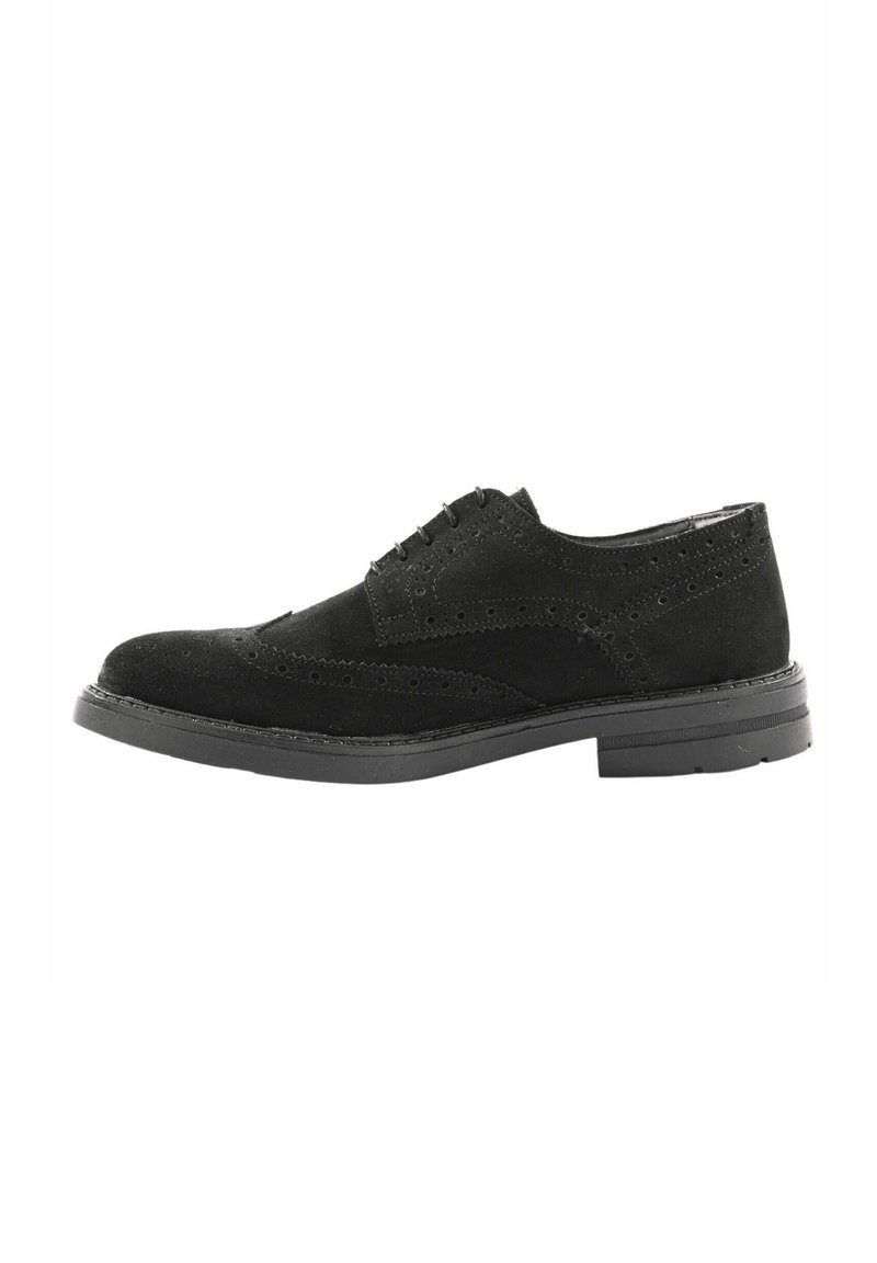 Scarpa nera in suede con lacci, dettagli perforati, punta arrotondata e suola in gomma testurizzata bassa. Gli elementi di design presenti migliorano la traspirabilità.