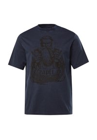 T-shirt in cotone blu navy con un'illustrazione grafica scura di una figura barbuta con boccali di birra e il testo "O'zapft is" sottostante.