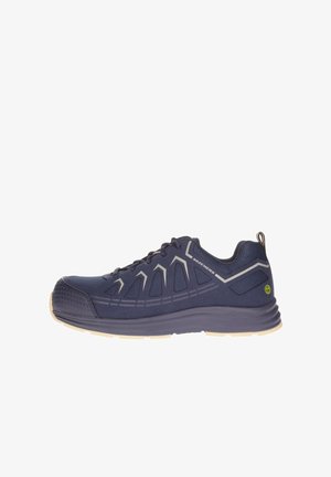 Scarpa sportiva blu navy con tomaia testurizzata, dettagli riflettenti e suola ammortizzata. Presenta un design con lacci e un tallone sagomato.
