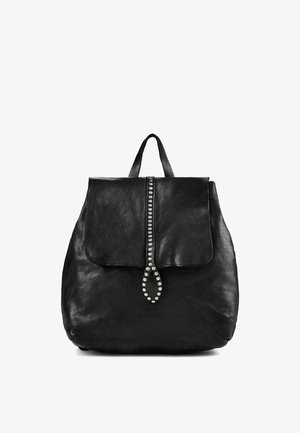 Zaino in pelle nera con chiusura a patta che presenta una striscia verticale di borchie tonde argento e una maniglia superiore.