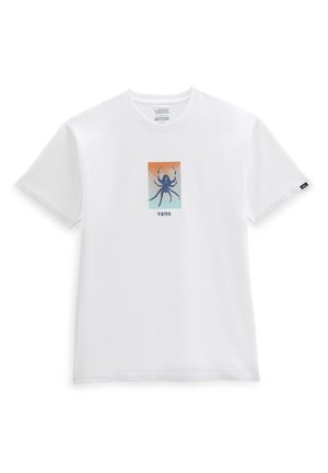 Hvidt bomuld t-shirt med korte ærmer, der har en blå blækspruttegrafik og teksten "vano" mod en baggrund, der går fra orange til blå.