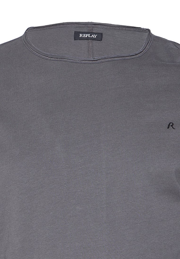 T-shirt gris à col rond avec une étiquette "REPLAY" au col et un petit "R" brodé sur le côté droit de la poitrine.