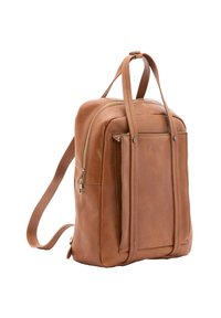 Zaino in pelle marrone chiaro con forma rettangolare, maniglie superiori, spallacci regolabili, tasca anteriore con zip e dettagli di cucitura sottili.