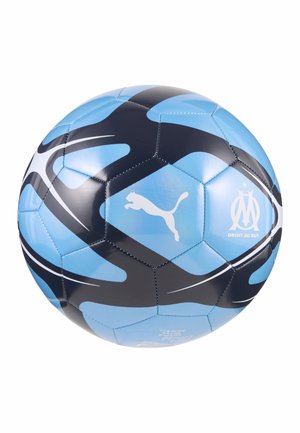 Blå og sort Puma fodbold med Olympique de Marseille-logoet og sloganet "Droit au But" i hvid.