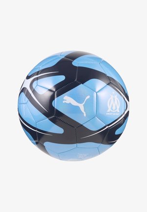 Mėlynas ir juodas „Puma“ futbolo kamuolys su Olympique de Marseille logotipu ir šūkiu "Droit au But" balta spalva.