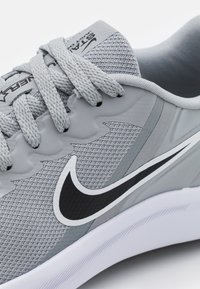 Nike Performance NIKE STAR RUNNER 3 (GS) - Scarpe da corsa su strada - light smoke grey/smoke grey/black