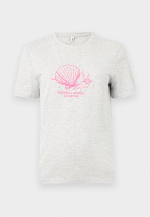 Camiseta de algodón gris con un gráfico de una concha y un caracol en color rosa, con el texto "BUSCADOR DE CONCHAS DESDE 1996" impreso abajo, adornada con perlas decorativas blancas.