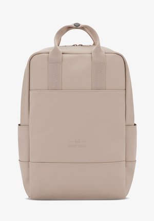 Rucsac bej deschis cu mânere din țesătură, închidere cu fermoar și buzunare laterale. Are un exterior neted și durabil, cu un logo subtil.