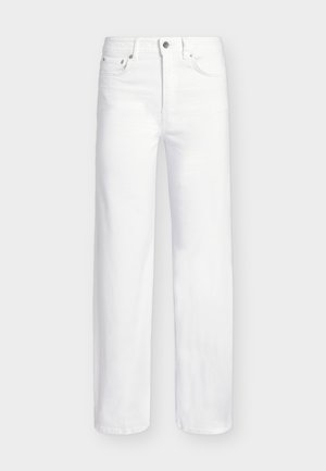 Jean blanc à coupe droite avec cinq poches, fermeture par boutons et passants de ceinture sur un fond gris clair uni.