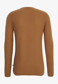 Brauner gestrickter Pullover mit langen Ärmeln, texturiertem Stoff, Rundhalsausschnitt und seitlichen Schlitzen am Saum für Komfort und Bewegungsfreiheit.