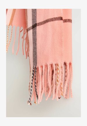 Écharpe à carreaux rose en tissu tissé doux, avec des bords frangés et des lignes croisées dans des teintes plus foncées de brun.