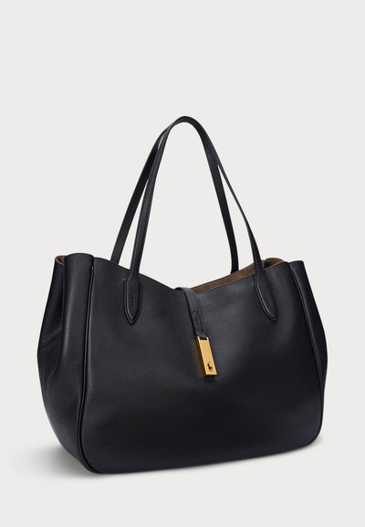 Melnas ādas somiņa ar gludu tekstūru, plašu formu, divām garām rokturiem, zelta apdari, atvērtu augšu un brūnu iekšpusi.