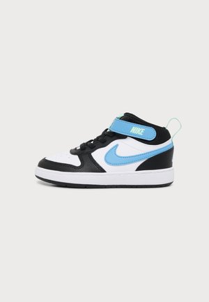 Laste Nike kõrged tennised musta, valge ja sinise toonides, Velcro rihma ja paeltega, esitatud neutraalsel taustal.