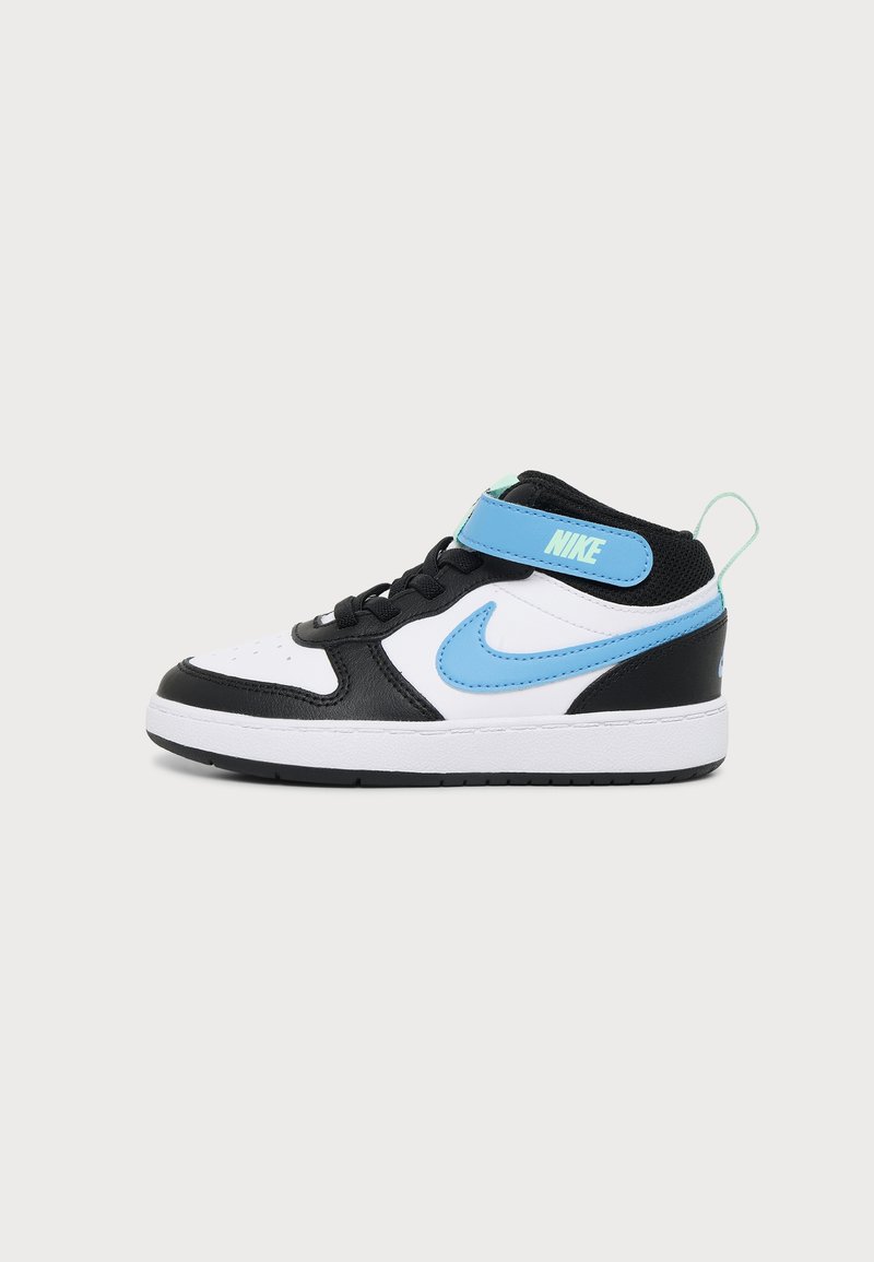 Παιδικό sneaker Nike υψηλού τύπου σε μαύρο, άσπρο και μπλε με λουράκι βέλκρο και κλείσιμο με κορδόνια, εμφανίζεται σε ουδέτερο φόντο.