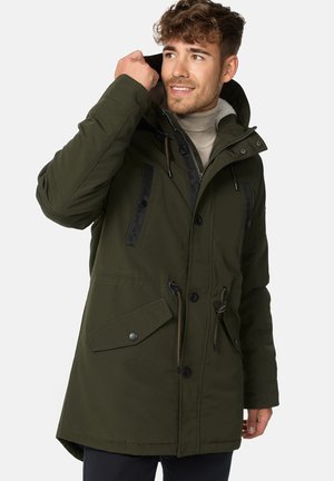 Olivegrüner Parka mit Kapuze, ausgestattet mit schwarzen Akzenten, mehreren Taschen, einem Reißverschluss und verstellbaren Kordeln für einen sicheren Sitz.