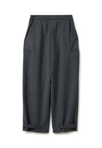 Pantaloni cropped larghi grigio carbone con cintura elasticizzata, tasche laterali e strap con bottone all'orlo su uno sfondo bianco.