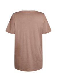 Camiseta de manga corta marrón hecha de tela suave, con un sencillo escote redondo y un corte holgado. Textura lisa sin patrones ni acentos.