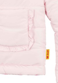 Helles rosa Puffjacke mit einem gerafften Fronttaschendetail und einem roten Etikett. Glatte Textur mit gestepptem Design.