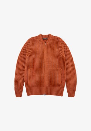 Cardigan de punto color óxido con un patrón texturizado, cierre de cremallera y dos bolsillos frontales. Presenta puños y dobladillo acanalados.