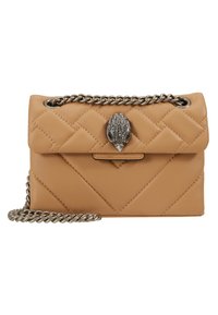 Sac à main en cuir tan avec un design matelassé, chaîne en métal argenté, et un fermoir décoratif en forme de feuille. Forme compacte et rectangulaire.