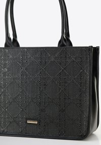 Borsa a tracolla nera con texture intrecciata e motivo a diamante, dotata di eleganti dettagli in pelle nera liscia e doppi manici. Piastrina con logo in tonalità dorata visibile.