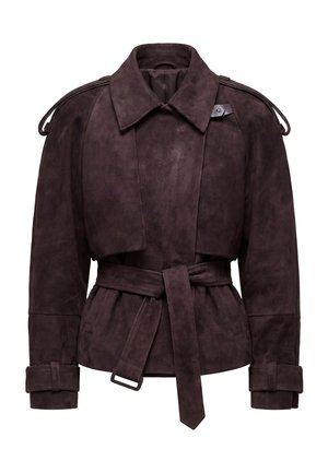 Dunkelbraune Wildlederjacke mit Gürtel, weitem Kragen, Schulterklappen und Riemen an den Ärmelabschlüssen, mit einer vorderen Klappendetail.