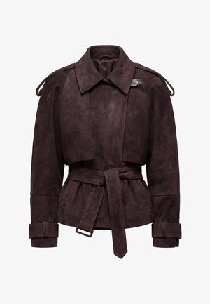 Chaqueta de ante marrón oscuro con cinturón, cuello ancho, hombreras y correas en los puños, con detalle de solapa frontal.