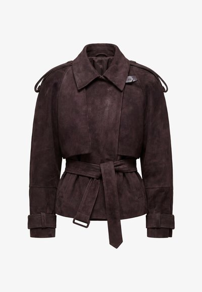 Sötétbarna velúr öves dzseki széles gallérral, vállpántokkal és mandzsettakarikákkal, elülső kézdíszítéssel.