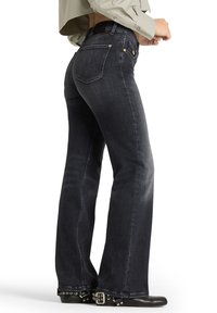 Dunkle Flared-Jeans aus Denim mit einer glatten Textur, ausgestattet mit einem klassischen Fünf-Taschen-Design, Rückenteil und metallischen Accessoires.