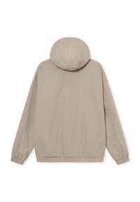 Giacca con cappuccio beige, dotata di polsini e orlo elasticizzati, realizzata in tessuto leggero e stropicciato; presenta un design semplice e minimalista, senza chiusure visibili.