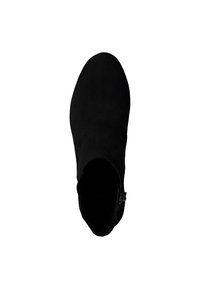 Bottine noire en suede avec un bout rond et une fermeture éclair sur le côté, vue de dessus sur un fond blanc.