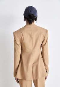 AllSaints SEVENH - Blejzr - camel brown