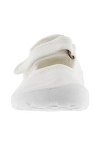 Zapato Mary Jane de tela blanca con una correa de velcro, puntera redonda, cuello acolchado y suela texturizada para un mejor agarre.