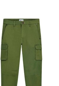Pantaloni cargo in cotone verde oliva, con numerosi taschini laterali, passanti per cintura, chiusura anteriore con bottone e una texture liscia.