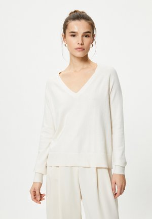 - Sweter