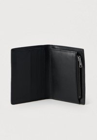 Μαύρο δερμάτινο πορτοφόλι με πολλαπλές θήκες καρτών, μια θήκη με φερμουάρ και λείο υφή. Ο ανοιχτός σχεδιασμός δείχνει καθαρά την εσωτερική διάταξη.