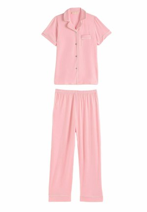 Puha rózsaszín, rövid ujjú, galléros ing zsebkendővel a mellkason, amelyhez passzoló, gumis derekú hosszúnadrágos pizsama tartozik.
