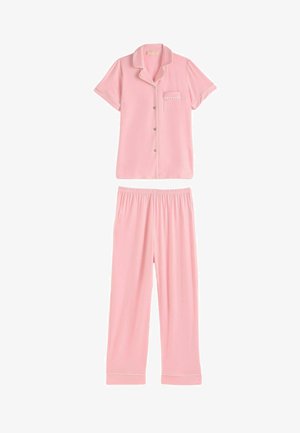 Minkštas rožinis trumpomis rankovėmis palaidinukas su apykakle ir krūtinės kišene, derinamas su atitinkančiomis ilgos kelnės pižamomis su elastinga juosmens dalimi.