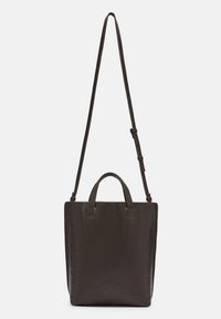 Brązowa skórzana torba na ramię z dwoma krótkimi uchwytami i regulowanym paskiem na ramię; gładka tekstura; minimalistyczny prostokątny design; bez widocznych logo.